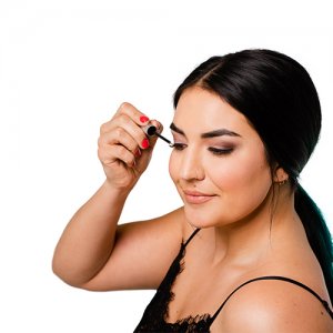 Maxeylash woman applying eyeliner